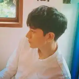 追了七个月的高冷男孩强吻我了