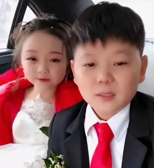 1米3袖珍美女执意嫁1米48袖珍男人,婚后丈夫长高抛弃妻子