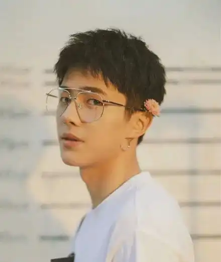 生田斗真老师眼镜造型迷倒众人,细数娱乐圈那些男艺人的眼镜照