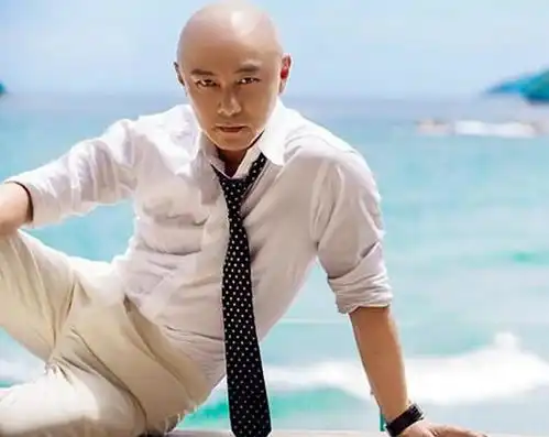 霍建华街拍时尚燃爆秋冬光头造型成检验男星帅酷max标准