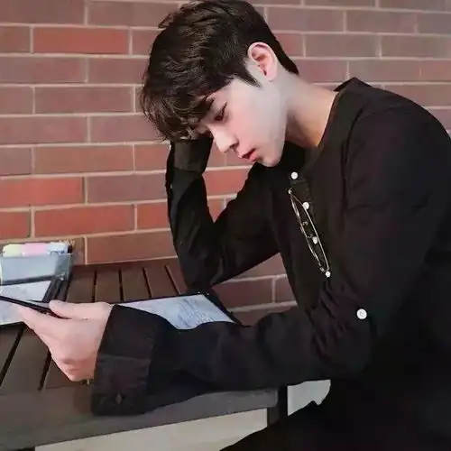 头像最近手头有点紧,能借你的手来牵么