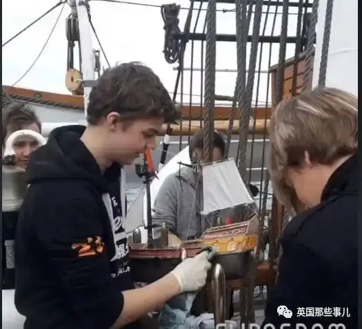 两个男孩用艘玩具船环游了世界哪怕玩具,征途也是星辰大海