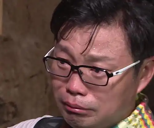 45岁男人在阁楼上崩溃结婚十五年,存款三万,不敢歇着