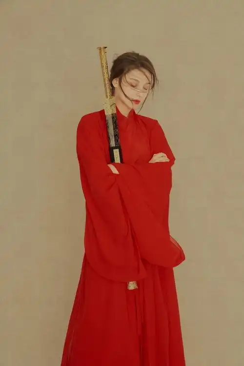 艾福鲁斯古风写真释出化身红衣女侠剑指江湖