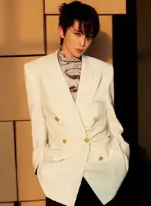 李冰冰登杂志封面气质超a,女扮男装攻气十足,沉稳中夹杂着挑逗