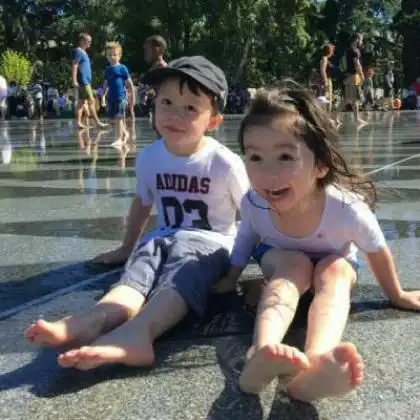 双人萌娃情侣头像一对,呆萌的孩子做情头也不错的