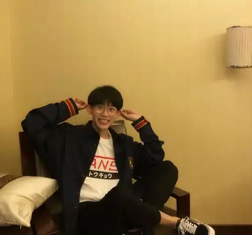 发际线男孩演电影,麻雀变凤凰与大牌演戏,网友走上人生巅峰了