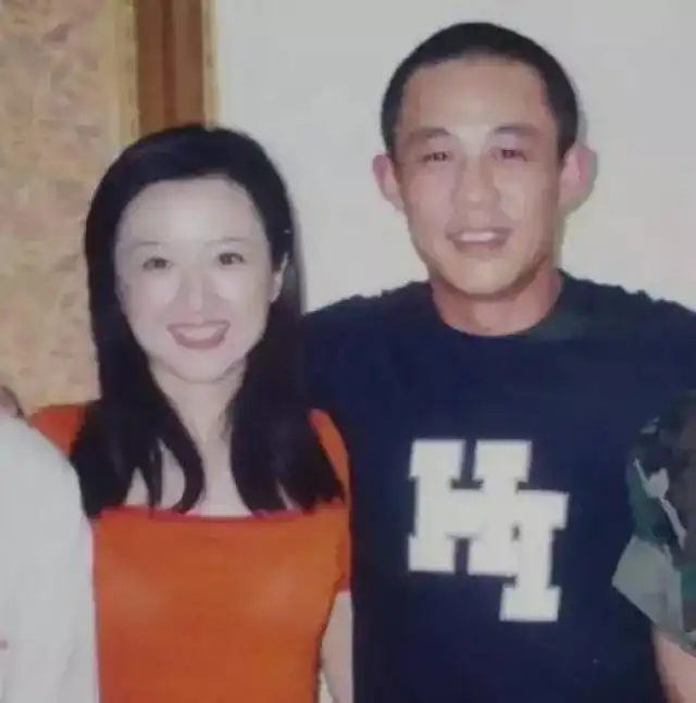 娶了小20岁的娇妻后,50多岁的他返老还童,像个大男孩