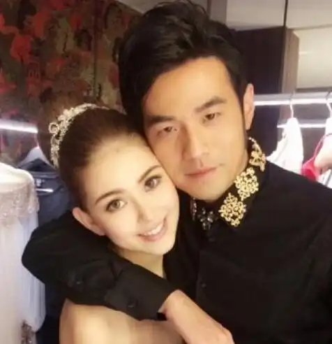 艺人周杰伦与儿子同带墨镜照,小周实力又酷又可爱