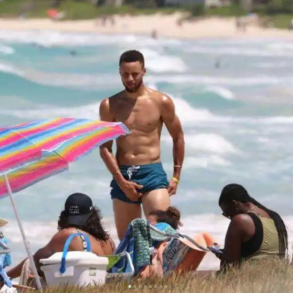 nba后卫看似很瘦弱,实则是肌肉男林书豪肌肉秒杀一大批cba球员
