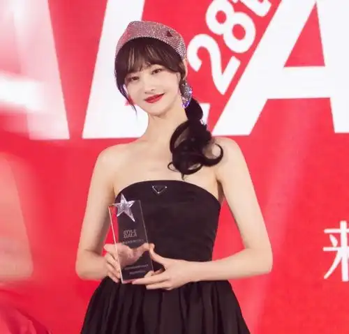 吐槽大会5海报来袭,阵容是8位常驻热搜的顶流,这下不追不行了