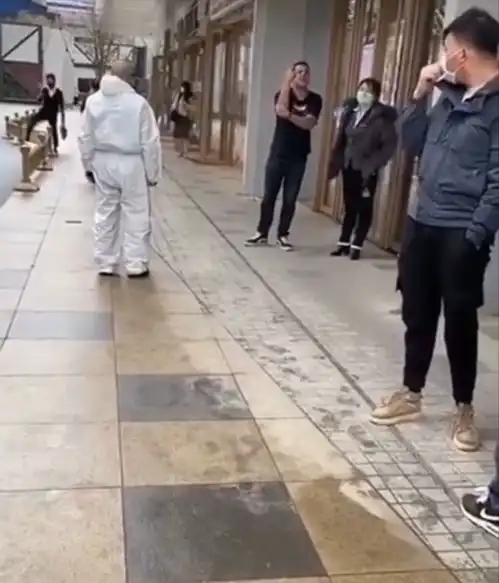 嚣张外籍男子地铁拒戴口罩你要记得,疫情是从中国开始的