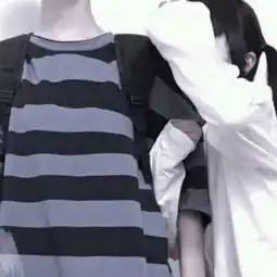 衬衫情侣头像一男一女不露头我是美丽的珍妮