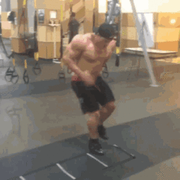 他堪比绿巨人,闻名欧美健身圈,每次训练都霸占所有的铁