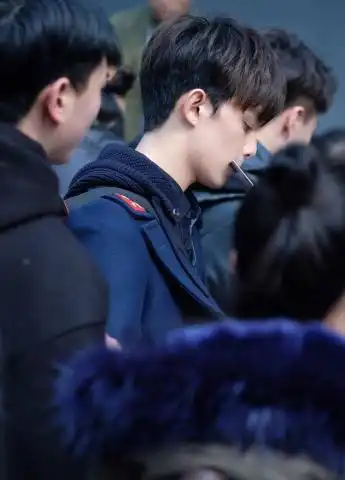 吴磊参加北影复试,身背长剑帅气依旧,拿身份证的动作让粉丝羡慕