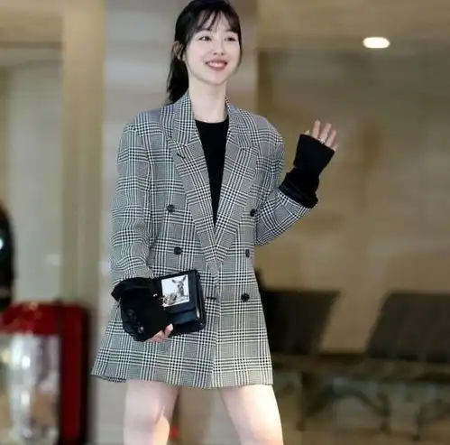 宋茜雪莉同穿灰色方格西装外套,一个甜美可爱,一个成熟有气场