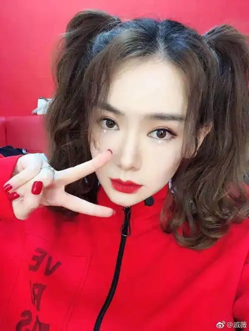 戚薇脸又肿了连精修都拯救不了她的脸,节目中她曾透露过原因