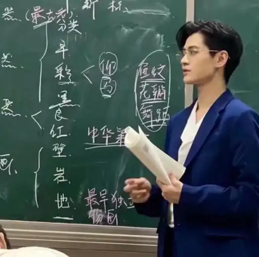 大学美术老师神似任嘉伦,真实身份曝光后,学生的好感碎了一地