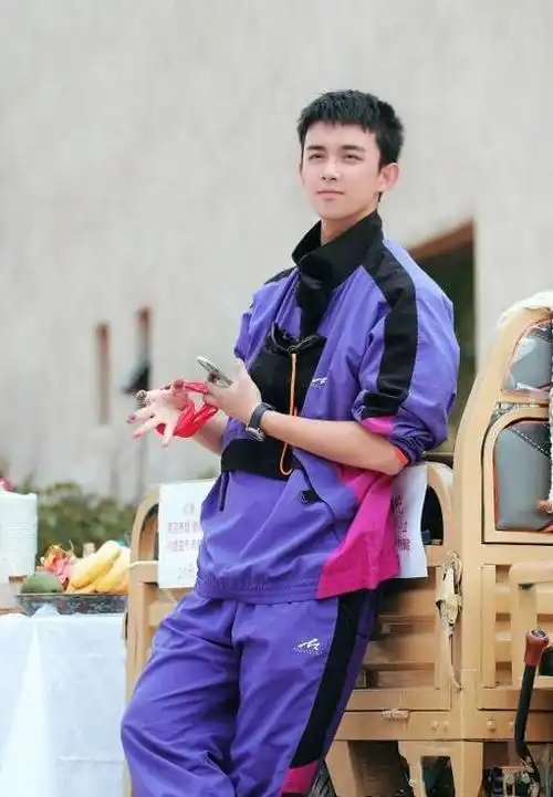 男明星拍胶片写真庆生,穿黑色毛衣略显成熟稳重,长大了