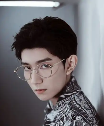 男明星戴眼镜有多帅躲过易烊千玺,逃过肖战,却唯独败给了他