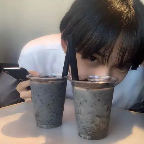 网易云热评我用三个小时撩到了一个妹子,她当着我的面给异地恋的