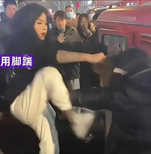 女子当街殴打三轮车阿姨,被白衣男子一脚踹飞,网友欠教育