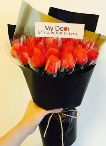 抖音惊现辣条求婚,但看到男人的举动,网友大骂渣男