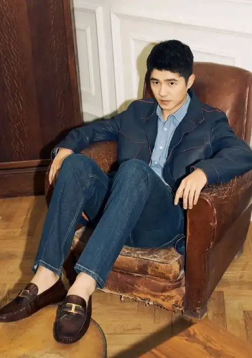 有种清流叫刘昊然,非要把衬衫解开露出秋衣,一般人不这样