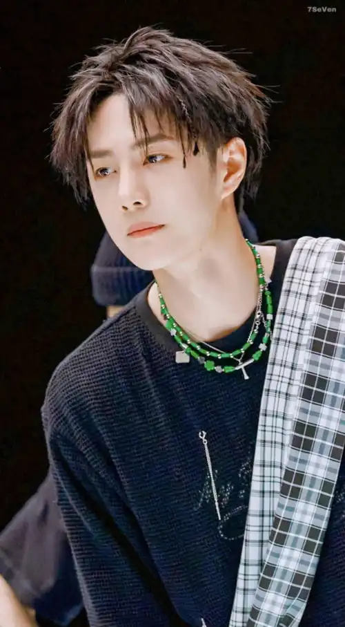 王一博纯黑破洞毛衣搭配黑白格纹绶带洋溢少年之气