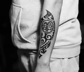 霸气侧漏性感迷人手臂图腾纹身