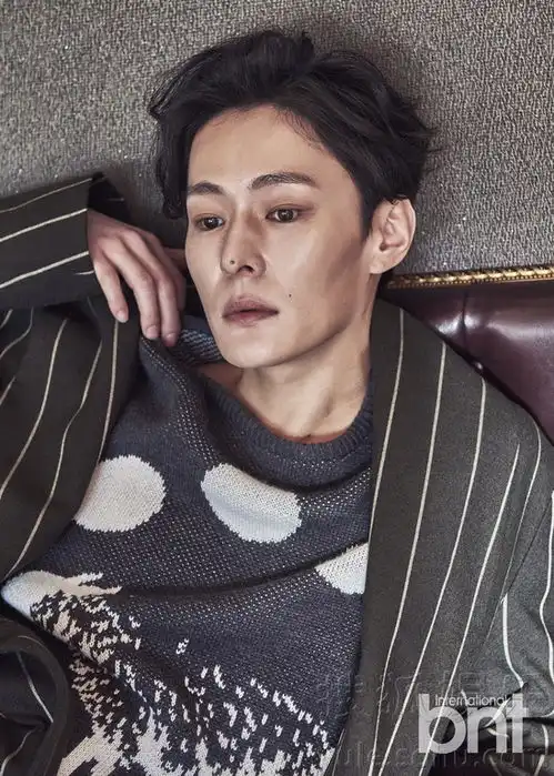 模特裴正南辉煌拍写真洒脱间散发独特男人味