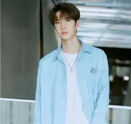 王一博摘下头盔的那一刻帅爆了,但是他的素颜,这还是他吗