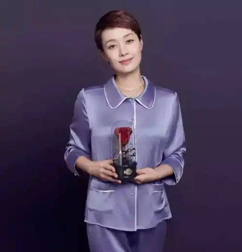 42岁的马伊琍总算换发型了,不仅气质变年轻了,连脸型都变更精致了