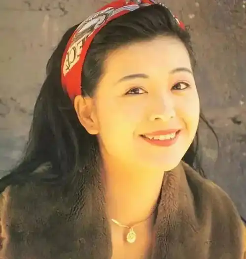 银狐伍咏薇情史,新婚13天丧夫,当4年情妇,2婚丈夫出轨她道歉翁江培