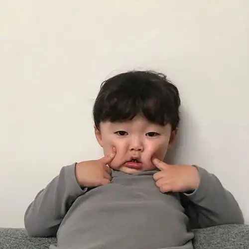继假笑男孩权律二之后,为大家隆重介绍我表情包里的全新怪小孩