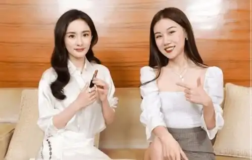 明星采访时为什么只露上半身看到全景镜头后,原来是怕露馅
