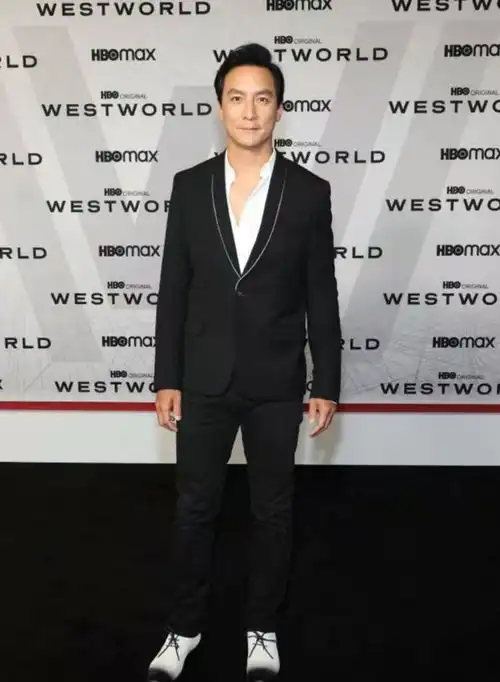 48岁吴彦祖亮相活动,身穿深v衬衫西装,这造型男人味十足