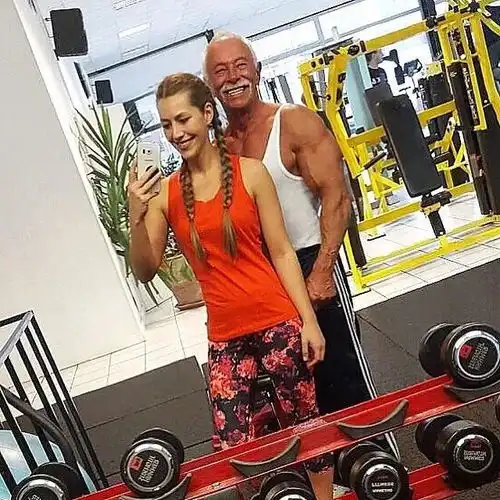 73岁老大爷和27岁女儿玩健身,这是男人都梦想的画面