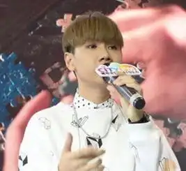 图中男生头发的颜色是什么色,好像不是闷青色