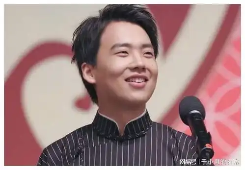 看到郭德纲9岁小儿子长相,才知道郭麒麟拼命往影视圈的真正原因