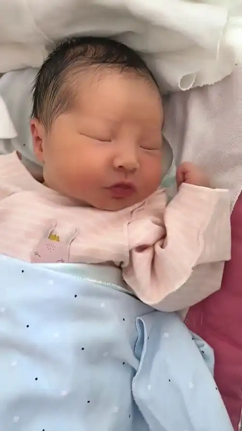刚出生的小婴儿,睡觉这小嘴太可爱了,网友小天使