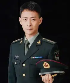 明星军装照大不同,赵文卓尽显军人气质,吴亦凡引网友吐槽