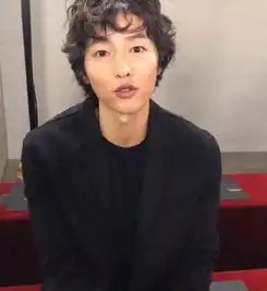 宋仲基卷毛造型出席活动,网友调侃像大妈,粉丝帅的没天理