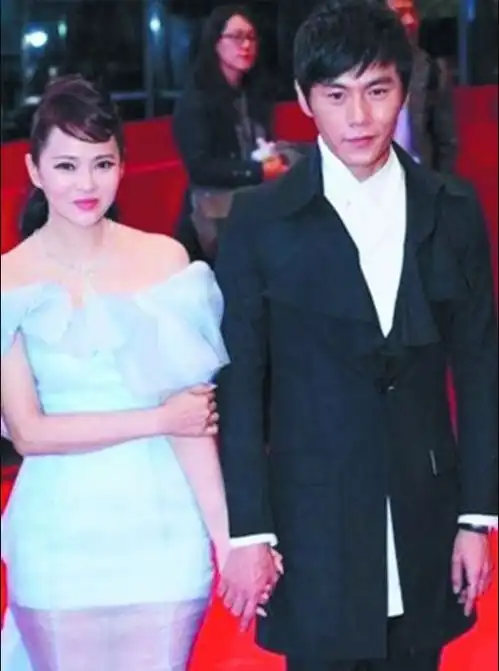 伊能静秦昊牵手走红毯,男穿西装帅气,女的穿一字肩连衣裙好漂亮