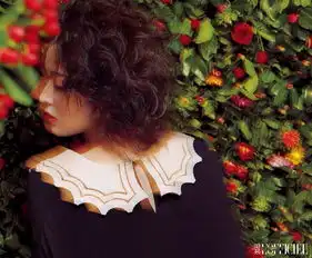 娜扎变身油画少女拍大片暖萌小卷毛展复古腔调