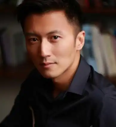 曾是一名快递员,因痴迷模仿谢霆锋去整容,今成千万富豪自己开公司