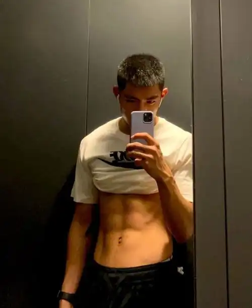 96年西安肌肉医生小帅哥,他的腹肌真亮眼