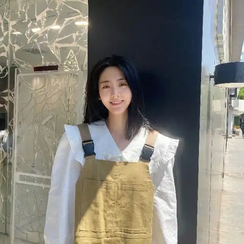 邢菲素颜上镜都这么可爱一身奶茶色休闲穿搭,文艺又浪漫,妥妥女神