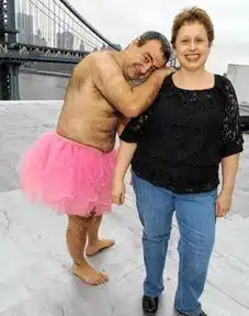 这位变态中年油腻大叔,裸身穿粉红短裙15年,却被称为最爷们的男人