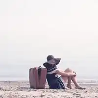 女生背影头像戴帽子海边长发史诗级的背影杀手